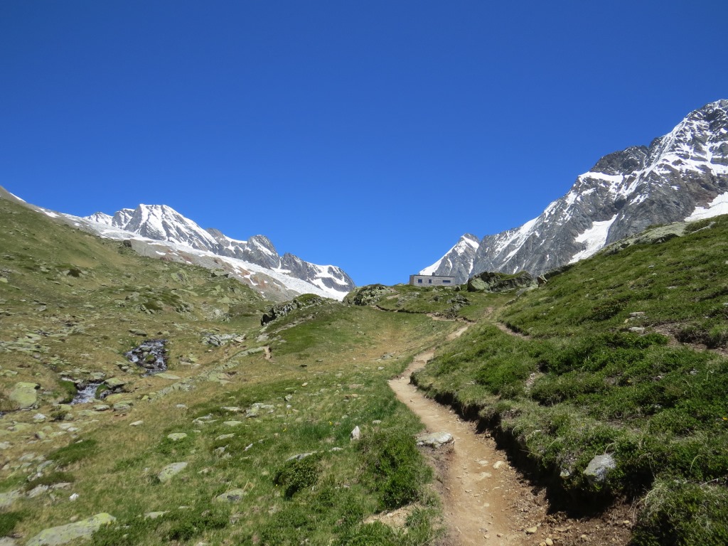 vor uns taucht die Anenhütte auf