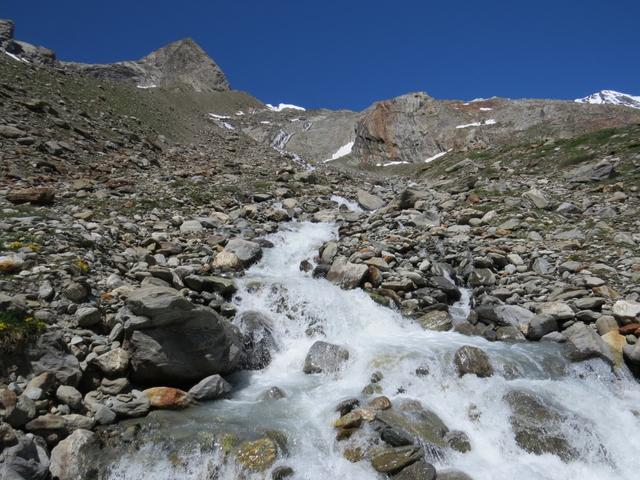 viel Schmelzwasser fliesst vom Anungletscher ins Tal hinunter und schlussendlich in die Lonza