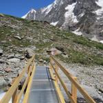 über eine neu erstellte Brücke, geht es weiter Richtung Langgletscher