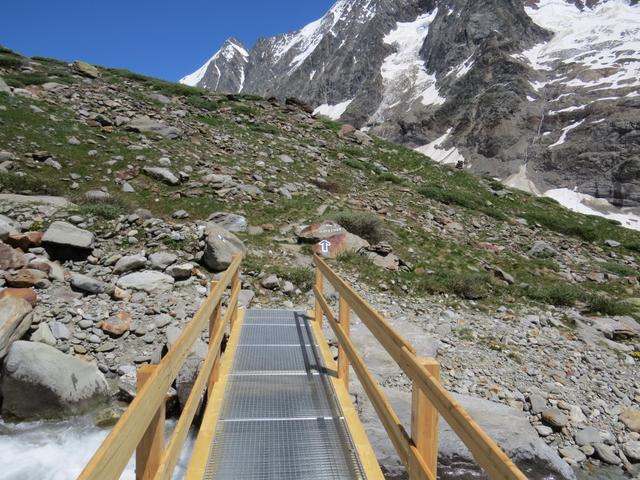 über eine neu erstellte Brücke, geht es weiter Richtung Langgletscher