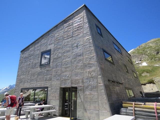 die alte Hütte wurde im Jahre 2007 von einer Staublawine komplett zerstört. Noch im gleichem Jahr begann der Wiederaufbau