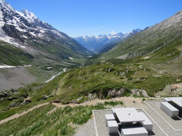 auf der Terrasse der Anenhütte mit Blick in das Lötschental und gut ersichtlich am Horizont der Restipass