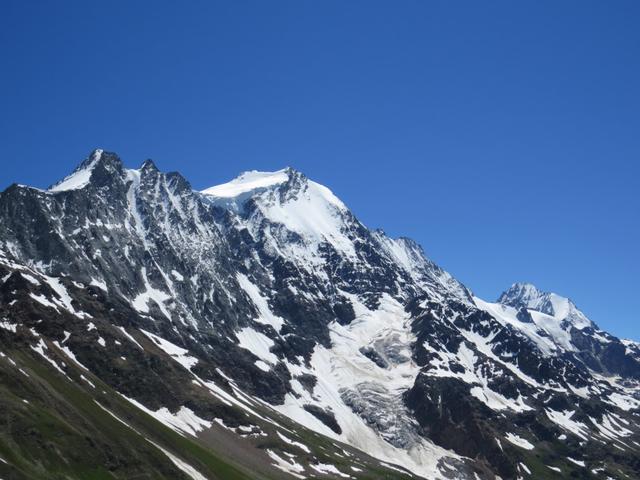 Blick hinauf zum Schinhorn, Lonzahörner, Breithorn und Bietschhorn