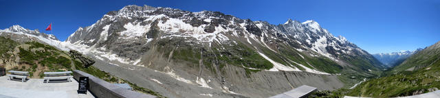 schönes Breitbildfoto von der Terrasse der Anenhütte aufgenommen, mit Blick auf den Langgletscher