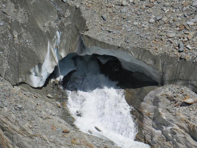 Blick in das Gletschertor des Langgletscher