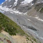 Tiefblick hinunter zum Langgletscher der komplett mit Schutt überdeckt ist