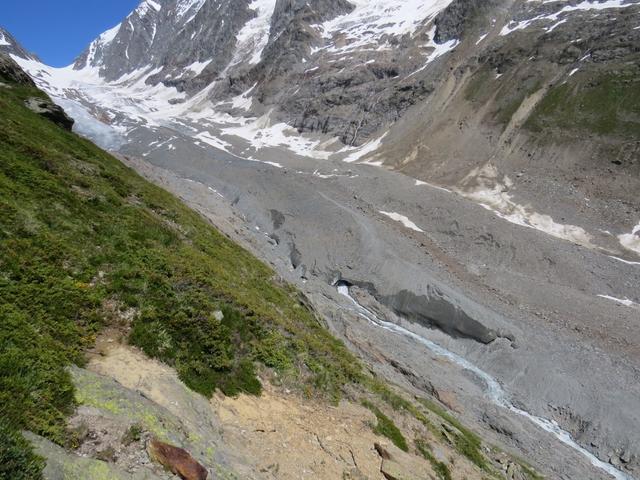 Tiefblick hinunter zum Langgletscher der komplett mit Schutt überdeckt ist