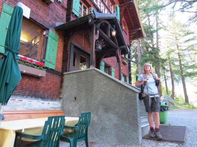 ausgeruht und mit einem guten Frühstück frisch gestärkt, verlassen wir das Hotel Fafleralp