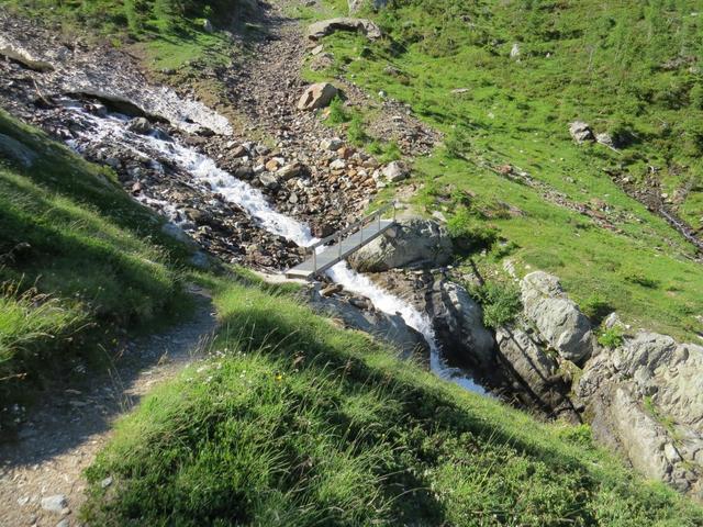 unterdessen wurde die Sache entschärft. Ein stabiler Steg aus Eisen erleichtert einem die Überquerung