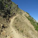 der Bergpfad biegt nun, nach ein paar Serpentinen, rechts ab Richtung Punkt 2415 m.ü.M.