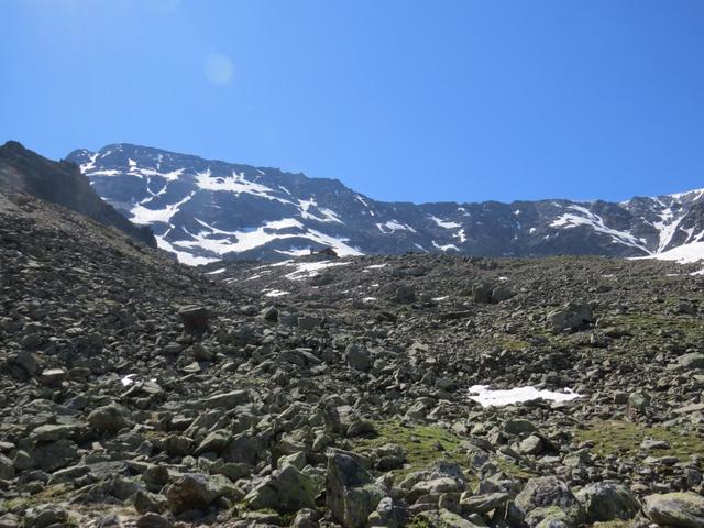 vor uns taucht die Bietschhornhütte auf