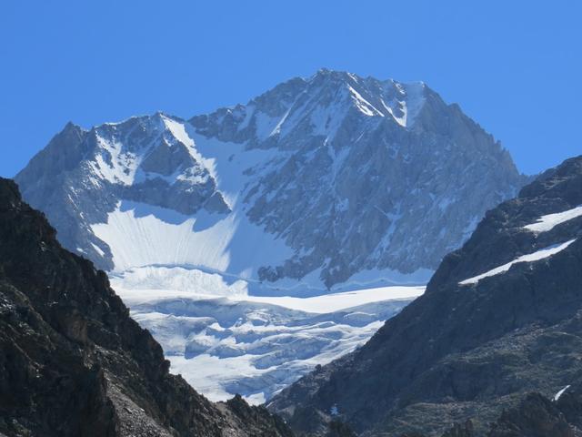 das Bietschhorn herangezoomt. Wahrlich ein Koloss von einem Berg