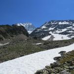 nach einer längeren Pause verlassen wir die Bietschhornhütte,und werfen ihr beim Abstieg noch ein letzten Blick zurück