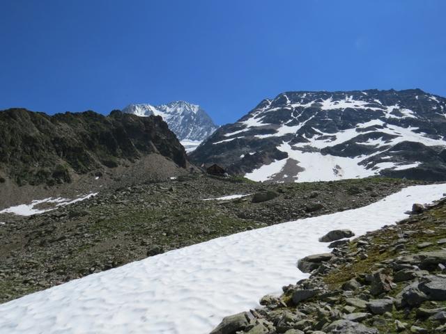 nach einer längeren Pause verlassen wir die Bietschhornhütte,und werfen ihr beim Abstieg noch ein letzten Blick zurück