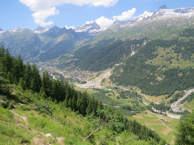 Blick von Punkt 1749 m.ü.M. in das Lötschental und nach Wiler