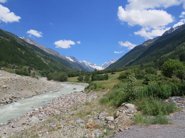 Blick von der Lonza, taleinwärts zur Lötschenlücke. Dort oben waren wir gestern