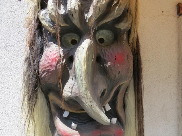 die bekannten Tschäggättä Lötschentaler Masken aus Arvenholz