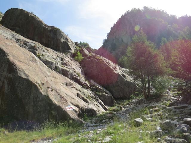 zwischen zwei steilen Felswände führt ein Bergpfad hinauf zur Burghütte