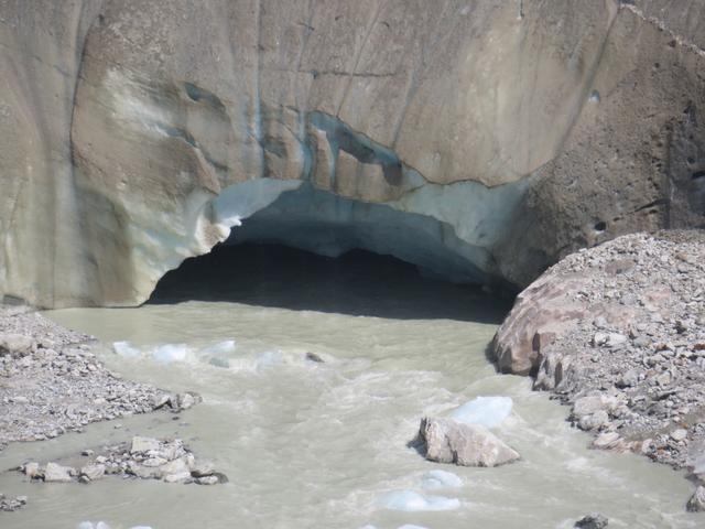 das Gletschertor vom Fieschergletscher. Ein richtiger Fluss schiesst aus diesem Tor heraus