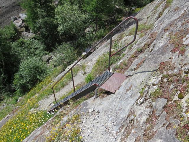 eine Eisenleiter hilft uns über einen Felsen