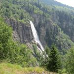 Blick auf einen schönen Wasserfall