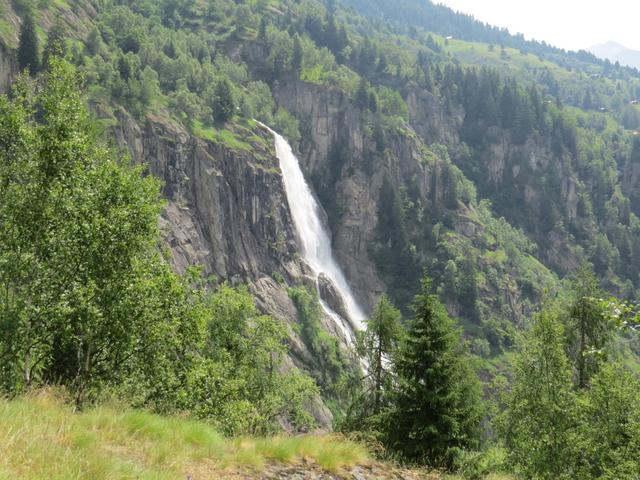Blick auf einen schönen Wasserfall