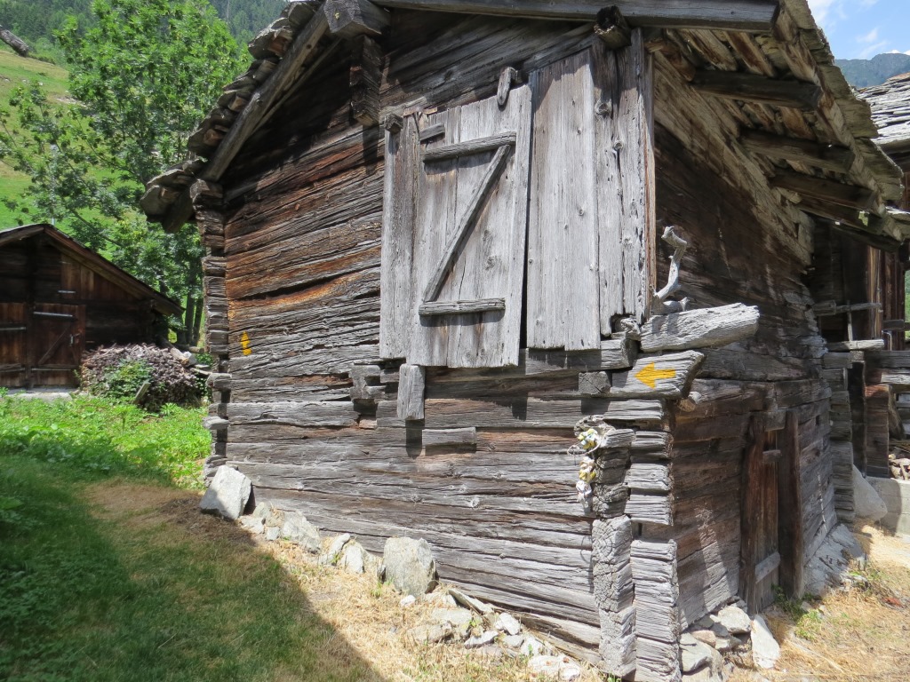 der Wanderweg führt durch die Häuser von Roosse hindurch