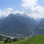 nochmals ein schönes Breitbildfoto mit Blick auf das Rhonetal, aufgenommen vor dem Stolleneingang