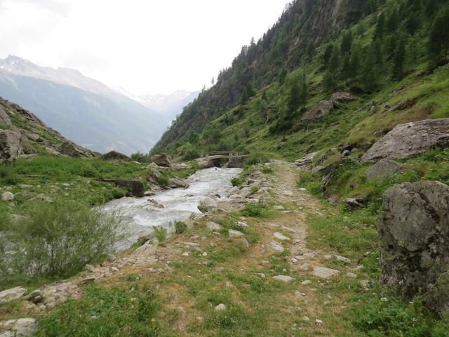 kurz nach dieser Alphütte erscheint die Brücke die uns über den Mundbach führen wird