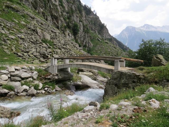 diese Brücke darf man nicht übersehen, ansonsten verpasst man die Obersta Suone