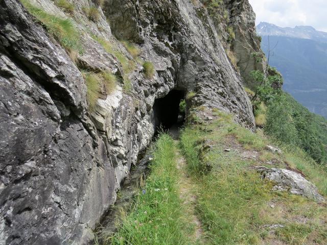 die Suone führt durch herausgeschlagene Tunnels