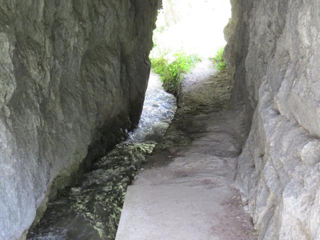 die Tunnels sind schmal und das Wasser fliesst direkt neben einem vorbei