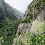 gut ersichtlich wo früher die Suone verlief. Am senkrechten Felsen wurde der Kanal aus dem Felsen gehauen