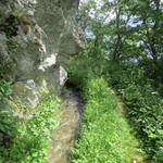 immer wieder verschwindet die Suone hinter einem Felsen....