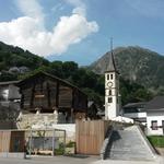 direkt bei der Kirche und dem Dorfplatz von Mund 1200 m.ü.M., beginnt unsere Wanderung