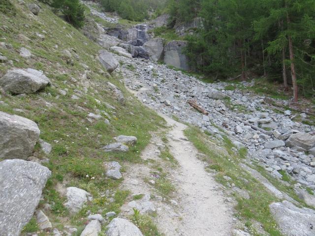 bei Punkt 1930 m.ü.M. führt der Weg über Geröll und einen Bach