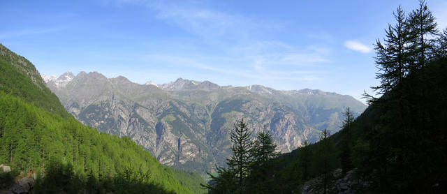 schönes Breitbildfoto mit Blick auf das Mattertal