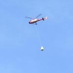 über unsere Köpfe fliegt ein Helikopter vorbei, und bringt Material zur Bordierhütte hinauf