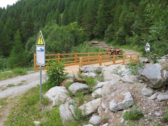 über diese neu erbaute Brücke überqueren wir den Riedbach