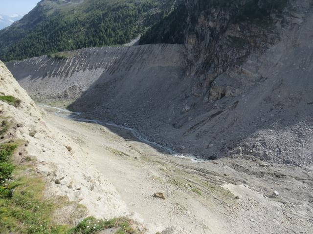 Blick vom Moränenrand hinunter in die Steinwüste, wo sich früher der Riedgletscher befand