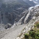 Blick auf die Gletscherzunge des Riedgletschers, der sich über diese Felsstufe zurückgezogen hat