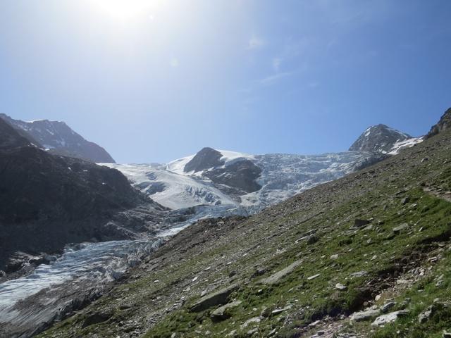 über steile Serpentinen Punkt 2551 m.ü.M., gewinnen wir weiter an Höhe