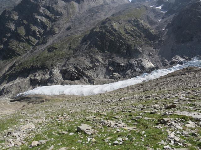 Tiefblick zur schmalen Zunge des Riedgletscher