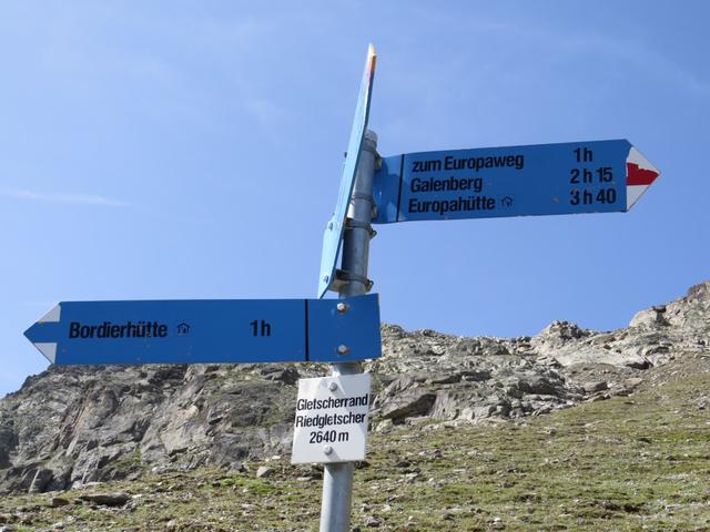 Wegweiser bei der Weggabelung Gletscherrand Riedgletscher 2640 m.ü.M.