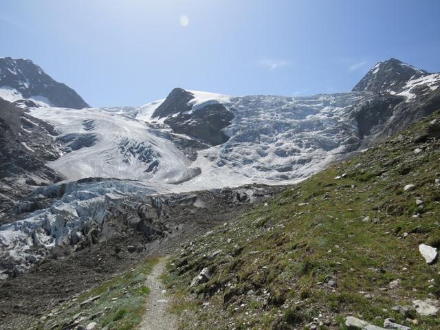 ab der Weggabelung ist der Bergweg weiss-blau-weiss markiert