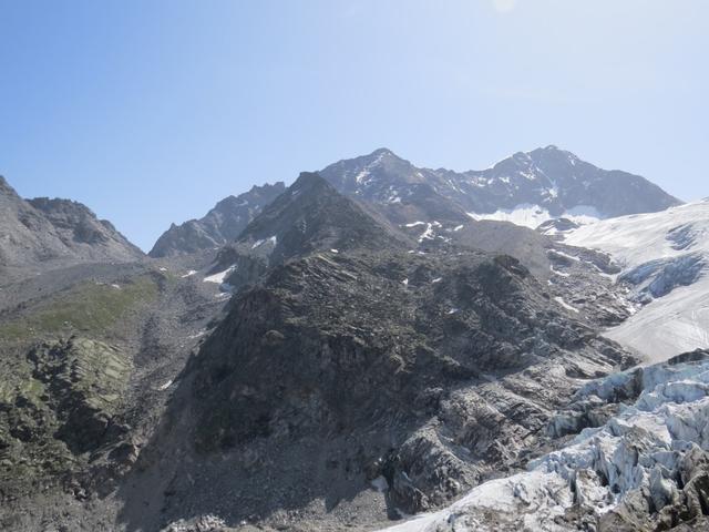 auf der gegenüberliegender Seite vom Gletscher ist die Bordierhütte sichtbar