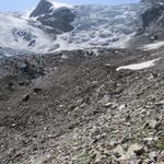 der Bergweg führt uns nun über Geröll und Schutt, zum Gletscher hinunter