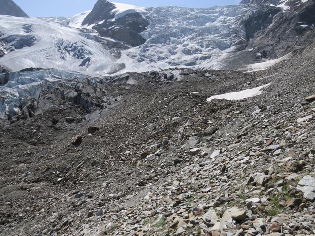 der Bergweg führt uns nun über Geröll und Schutt, zum Gletscher hinunter