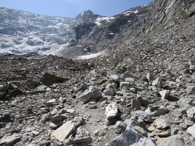 der Gletscher ist hier mit einer dicken Geröllschicht bedeckt