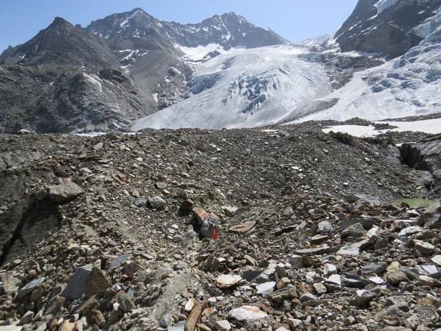 der Bergweg ist nun nur noch schwach erkennbar, Markierungen sind auch eher spärlich vorhanden